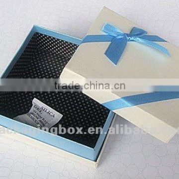 Custom paper packaging gift box with black velvet and desiccant inside