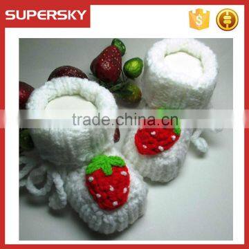 V-124 Extra warm crochet newborn baby shoe with strawberry soft indoor knitted todder slippers shoe