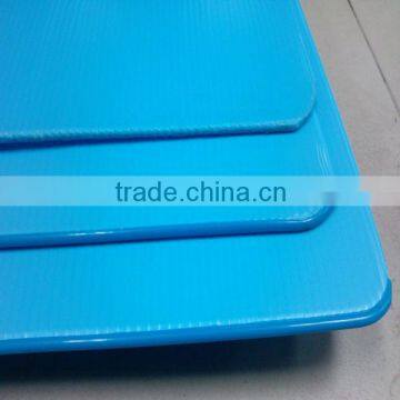 Sealed polypropylene corrugated plastic layer pad for bottle