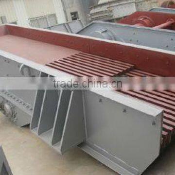 High capacity durable vibrating feeder with low operation cost