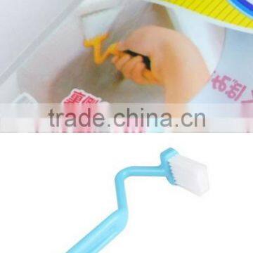 C107 Curved Handle Toilet Cleaning Brush photo-4
