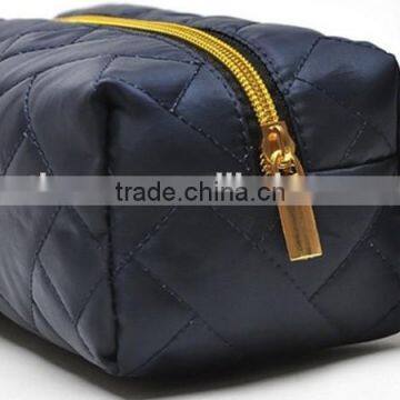 2016 Fashion Satin Quilting Toiletry Bag With Gold Zip for Man photo-2