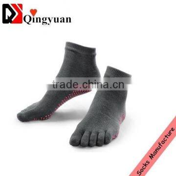 Custom anti slip lightweight running no showing socks with silicone dots five toe easybreath bamboo men yoga socks with grip