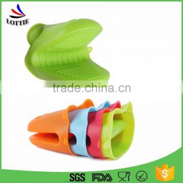 Factory direct Hot selling food grade heat insulation Eco-friendly non-stick kitchenware silicone Oven Mitt.