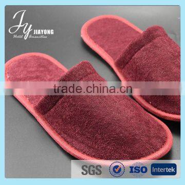 High quality hotel slippers with embroidery design hotel bedroom slipper