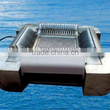Floating oil skimmer