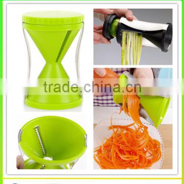 Vegetable turning spiral slicer