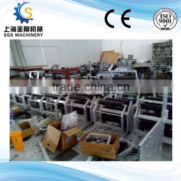 Horizontal slender bottle labeling machine