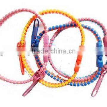 Fashion cheap wholesale plastic bracelet zipper decorate zipper