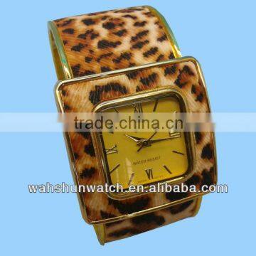 Modern design gold bangle watch fashionable leopard grain leather lady bracelet watch