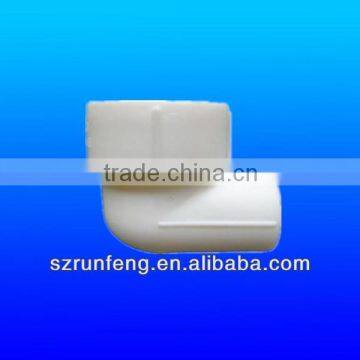 Plastic pipe fitting with elbow