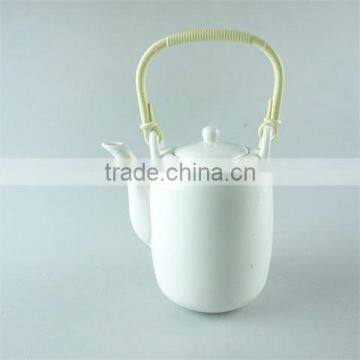 Cheap price durable ceramic teapots with unique handle in stock