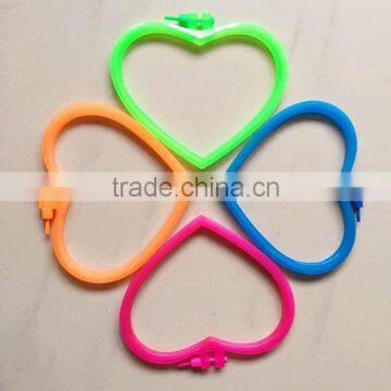 China Colorful Plastic Heart Design Hand Embroidery Cross Stitch Hoops photo-2