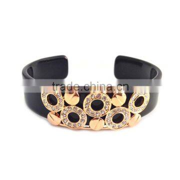 featuring gold plated detail and loop design open bangle