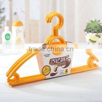 Plastic plastic suit hanger