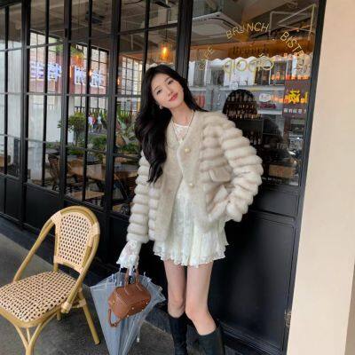 Un nuevo abrigo de piel de imitación de piel de conejo rex de alta gama, de cuello en V, a la moda y ecológico, para una mujer de baja estatura photo-2