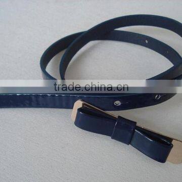 LADIES SKINNY BELT WITH BOW BUCKLE / NAVY / SHINY PATENT PU LEATHER FASHION