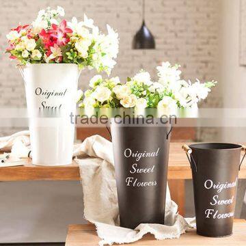 New design white flower garden/home flower bucket garden pot with wooden handle