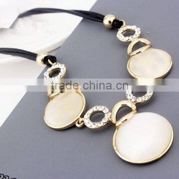 Women Crystal Rounded Pendant Necklace With Crystals Good Gifts