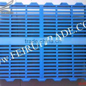 hot sale pig plastic floor with 545 x 600 mm