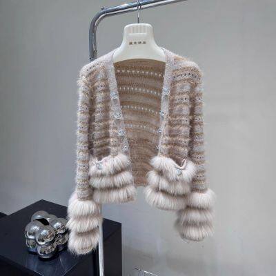 T?glich, ein luxuri?ses echtes Fuchsfell, leichter Pelz, ein schwerindustriell hergestelltes gl?nzendes Seiden-V-Hals, ein kleines gestricktes Kardi, ein zart und elegantes M?dchen