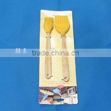 112626 Silicone brush set with wooden handle