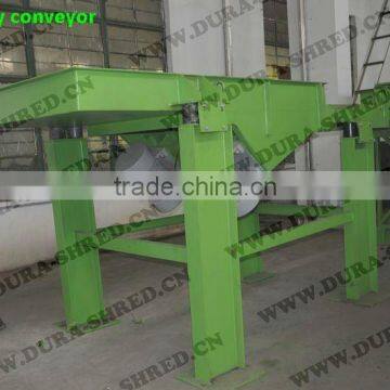 Vibratory conveyor in tire recycling plant