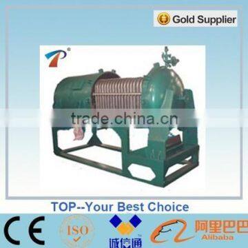 Closed type horizontal filter press with vibrating discharging system