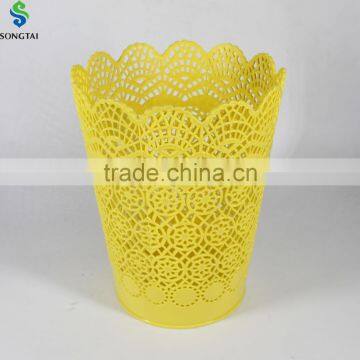 plastic lace brim garbage can in round shape