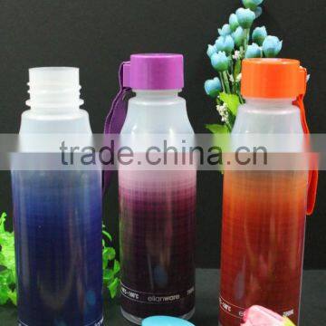 Colorful plastic water tumblers with lid and handle/ travel plastic 700ml colorful tumbler with handle and lid. BPA FREE!