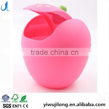 Creative small strawberry shaped plastic table trash can