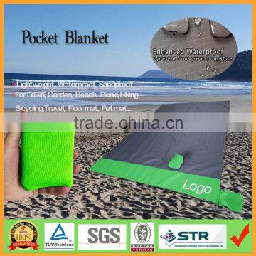 Lightweight Puncture Resistan Waterproof Beach Pocket Blanket with Green Strap Ends