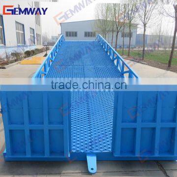 Hydraulic loading ramps for shipping containers