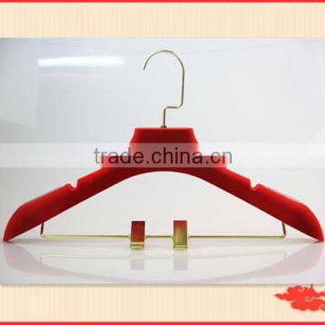 hot sale red plastic clothes hanger coated with velvet with golden clips