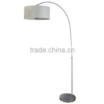 Floor lamp(Lampadaire/Una lampara) in satin steel finish with 16" creme bruler weave fabric lamp shade