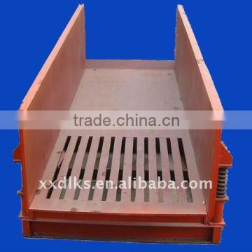 Vibrating feed hopper for stone crusher