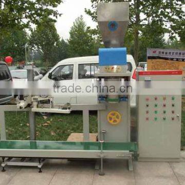 Poultry feed quantitative packing machine