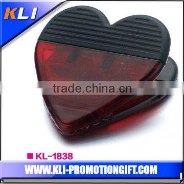 2015 hot selling plastic heart shaped magnet clip