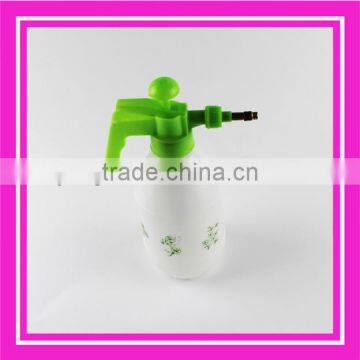 Plastic trigger sprayer bottle