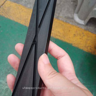 Non-squeaking wear pads on mobile crane booms