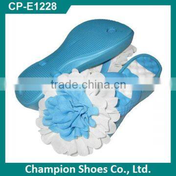 Wedge Heel Injection Woman Sandal with Flower Decoration