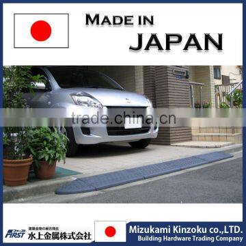 Rubber Car Ramps With Excellent Durability and Withstand Load Used at Parking Lot Etc.