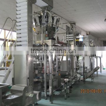 Food packaging machine with multihead weigher and vertical packaging machine