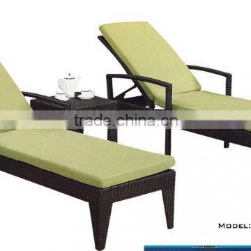 plastic sunbed in PE rattan and alu.frame with cushion and small coffee table