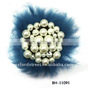 Elegant imitation pearl brooch