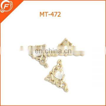 holesale triangle gold brooch with rhinestone for suit decorative