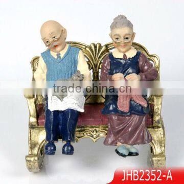 Hot sale resin old couple statue home decoration