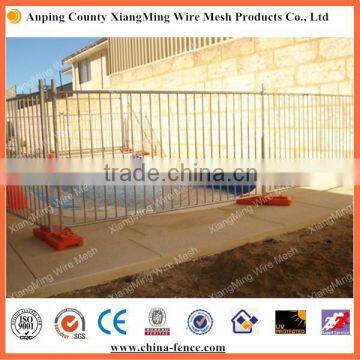 Portable swimming pool fence for protecting children