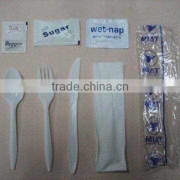 inflight cutlery set with napkin