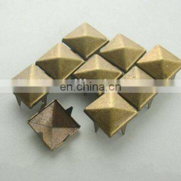 Metal nailhead stud with prongs